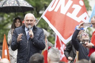 Le syndic de la commune italienne de Lavena Ponte Tresa a pris la parole devant les manifestants. KEYSTONE/TI-PRESS/Pablo Gianinazzi